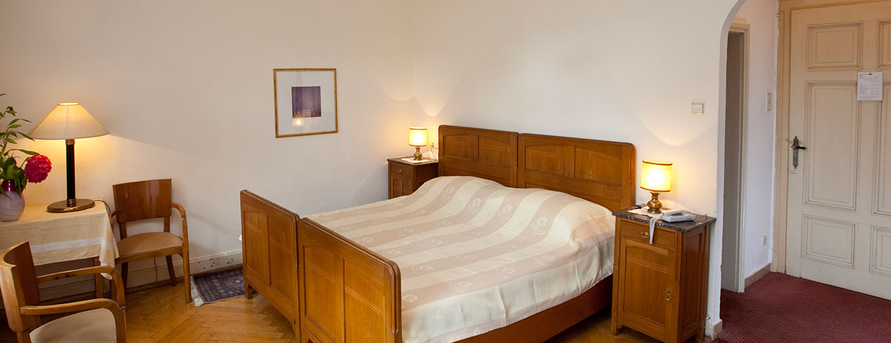 Doppelbettzimmer im Hotel Westend, Meran, mit Holzmöbeln