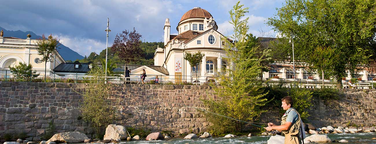 Pescatore sul fiume Passirio nella città di Merano in Alto Adige