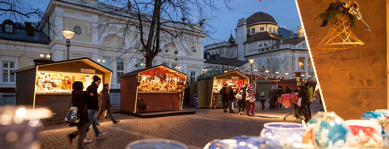 Abendansicht auf den Christkindlmarkt in der Stadt Meran mit Beleuchtung