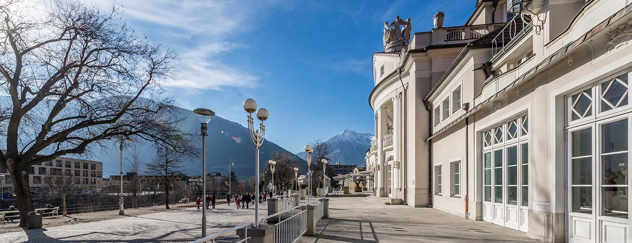 Blick auf das Meraner Kurhaus im Winter