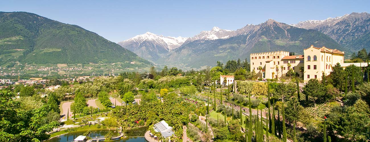 Gärten von Schloss Trauttmansdorff und Berge im Hintergrund