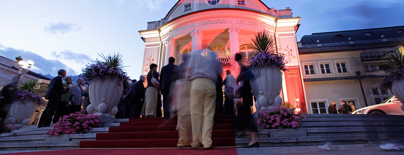 People entering in the Kurhaus Merano