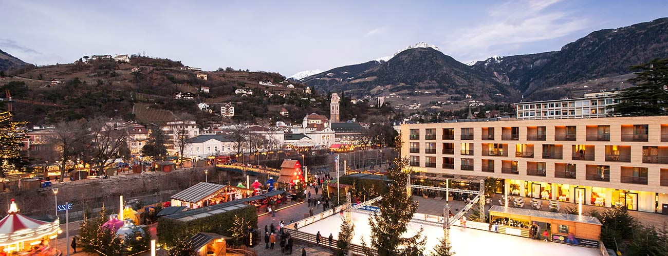 La piazza della città di Merano durante i Mercatini di Natale