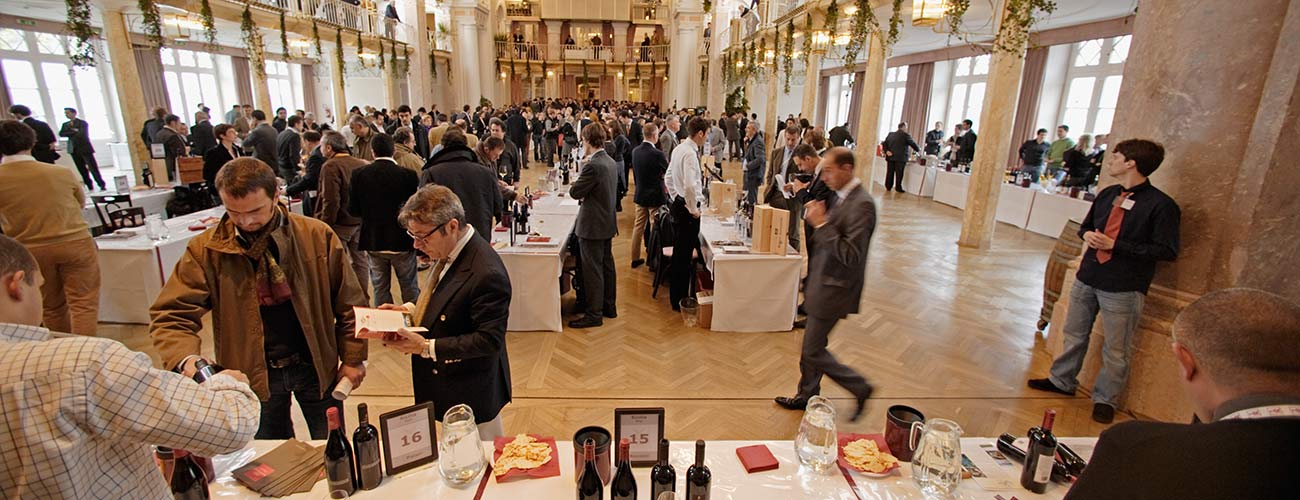 Persone al Wine Festival nel Kurhaus di Merano