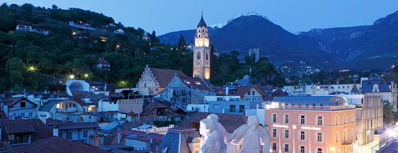 Una vista sulla città di Merano di sera